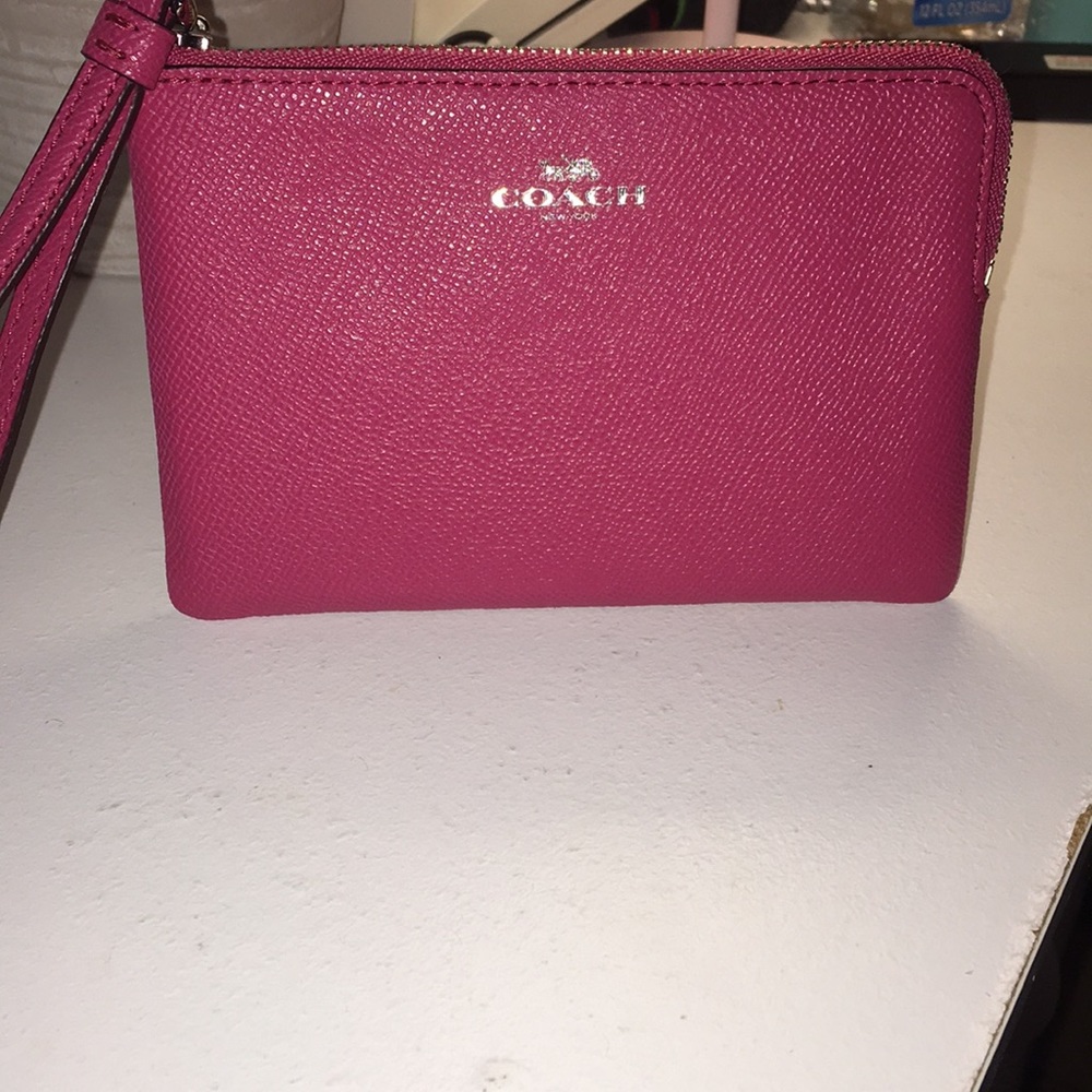 SOLD———-NWT 🎀 Pink Coach Wristlet 🎀